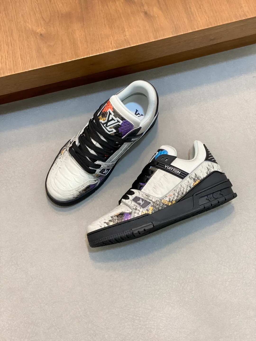 Men's shoes 💰900 LV TRAINER python pattern sneakers for men are shipped. The early version of the LV Vuitton World official website is made of gorgeous python patterns stitched together in different parts. The creative inspiration drawn from retro basketball shoes continues the classic style and incorporates colorful natural patterns to create this new sneaker. The side is decorated with the Vuitton logo, the tongue and heel are decorated with LV letters, and the classic rubber outsole is decorated with Monogram flowers. Needless to say, the comfort of Lujia's shoes is very masculine! Completely packaged! Size: 39-40-41-42-43-44 standard leather shoe size (38/45/46 can be customized and does not support returns or exchanges)
